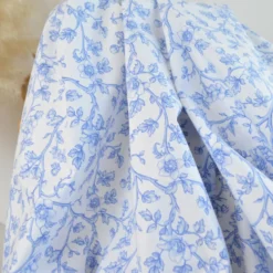 Tissu Elisabeth en coton motif fleurs bleues fond blanc - OEKO TEX