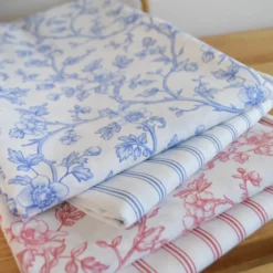 Tissu Elisabeth en coton motif fleurs rouges fond blanc - OEKO TEX