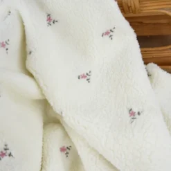 Tissu Fausse Fourrure Sherpa Manon brodée fleurs roses fond écru - OEKO TEX