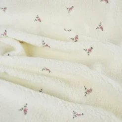 Tissu Fausse Fourrure Sherpa Manon brodée fleurs roses fond écru - OEKO TEX