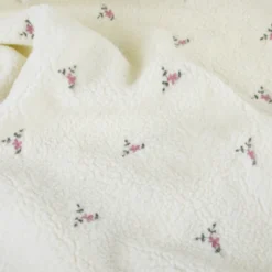 Tissu Fausse Fourrure Sherpa Manon brodée fleurs roses fond écru - OEKO TEX