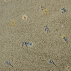 Tissu Fausse Fourrure Sherpa Odette brodée fleurs fond taupe - OEKO TEX