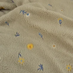 Tissu Fausse Fourrure Sherpa Odette brodée fleurs fond taupe - OEKO TEX