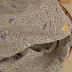 Tissu Fausse Fourrure Sherpa Odette brodée fleurs fond taupe - OEKO TEX