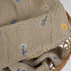 Tissu Fausse Fourrure Sherpa Odette brodée fleurs fond taupe - OEKO TEX