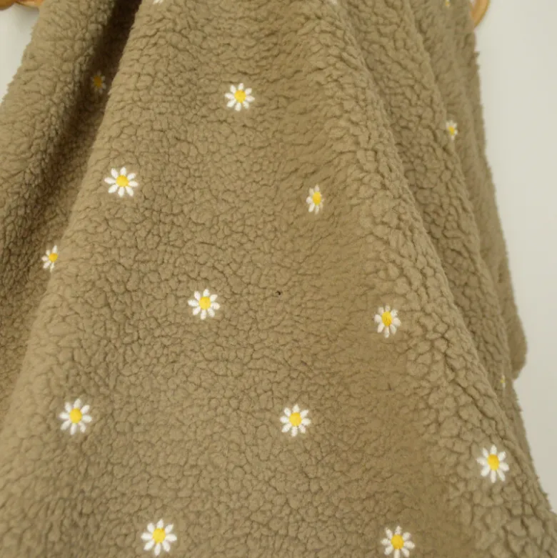 Tissu Fausse Fourrure Sherpa brodée fleurs - Taupe