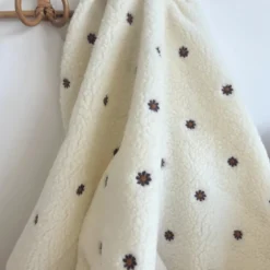 Tissu Fausse Fourrure Sherpa brodée fleurs - Ecru