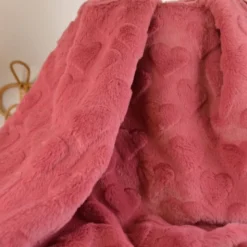 Tissu fausse fourrure structurée motif coeurs - Rose corail