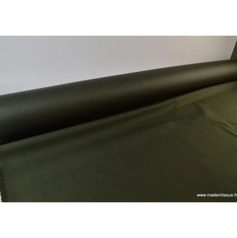 Tissu Gabardine enduite étanche kaki foncé.