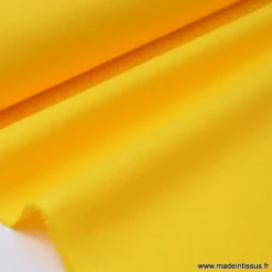 Tissu Gabardine enduite étanche jaune.