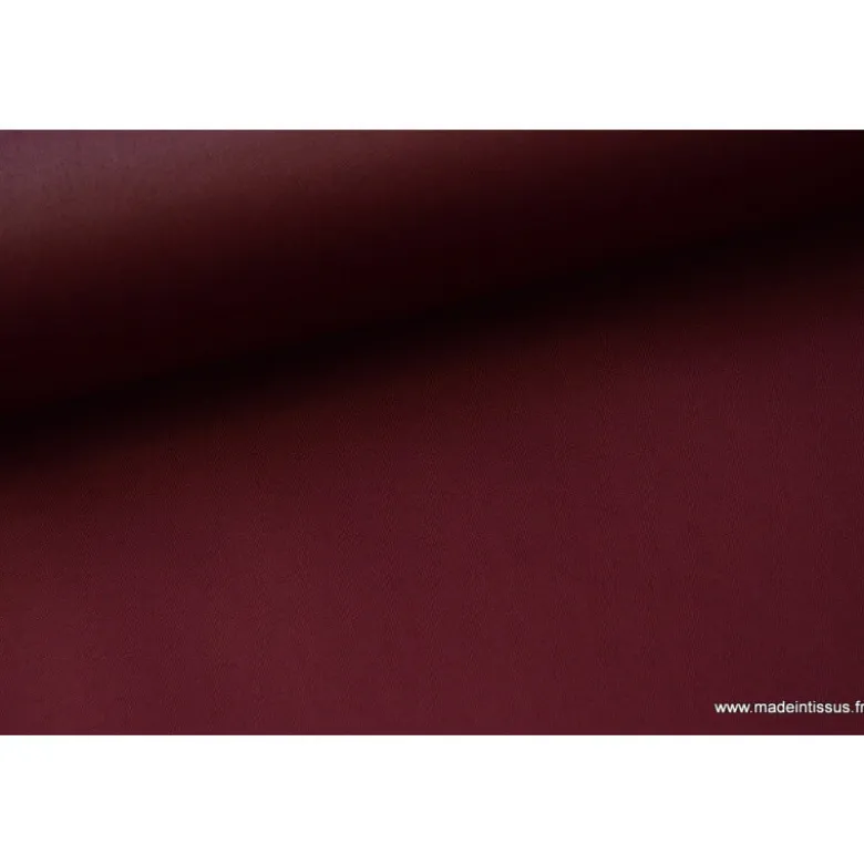 Tissu Gabardine enduite étanche bordeaux.
