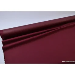 Tissu Gabardine enduite étanche bordeaux.