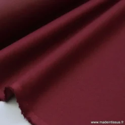 Tissu Gabardine enduite étanche bordeaux.