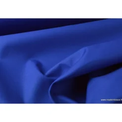 Tissu Gabardine enduite étanche bleu royal.