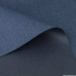 Tissu gabardine polyester viscose enduite étanche bleu denim.