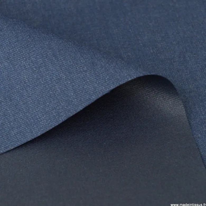 Tissu gabardine polyester viscose enduite étanche bleu denim.