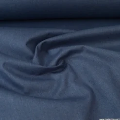 Tissu gabardine polyester viscose enduite étanche bleu denim.