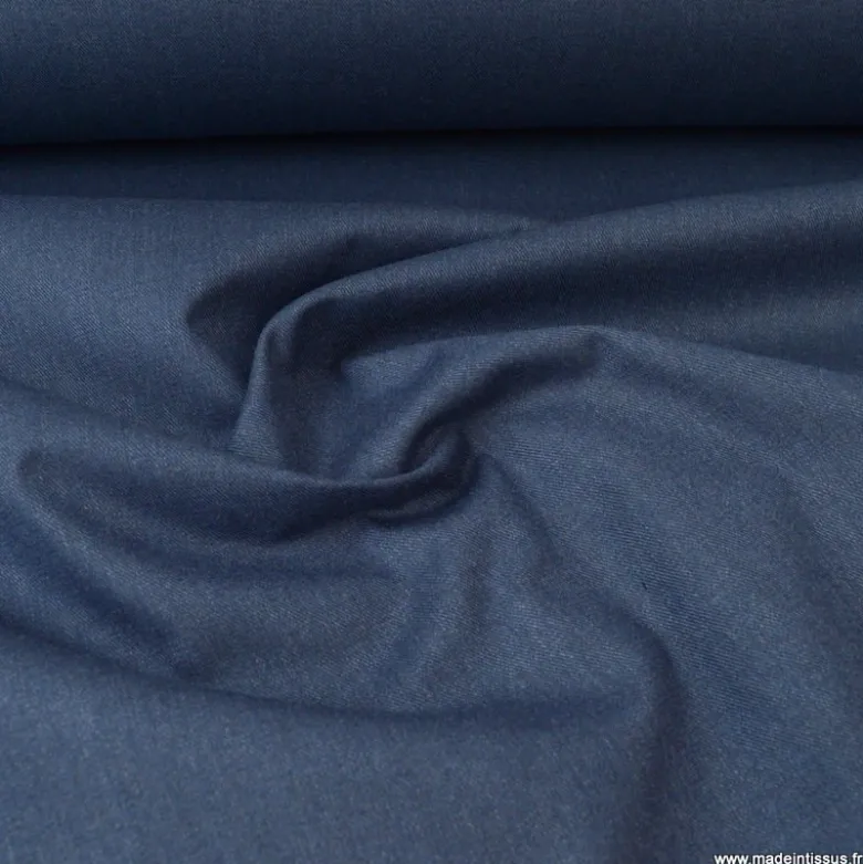 Tissu gabardine polyester viscose enduite étanche bleu denim.