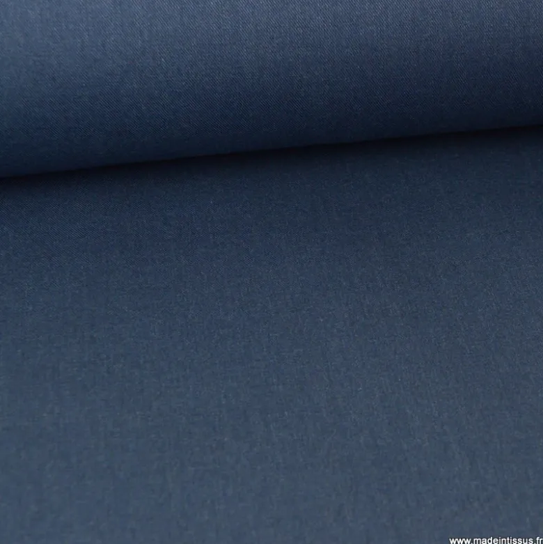 Tissu gabardine polyester viscose enduite étanche bleu denim.