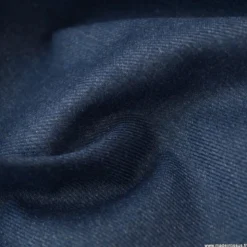 Tissu gabardine polyester viscose enduite étanche bleu denim.