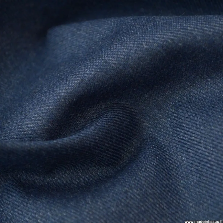 Tissu gabardine polyester viscose enduite étanche bleu denim.