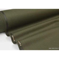 Tissu gabardine polyester viscose enduite étanche kaki.
