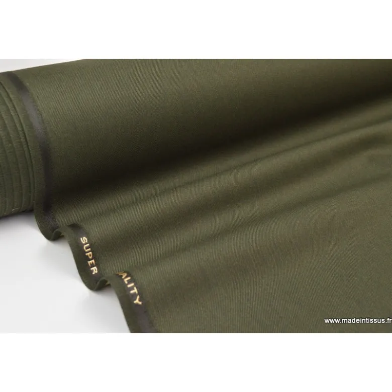 Tissu gabardine polyester viscose enduite étanche kaki.