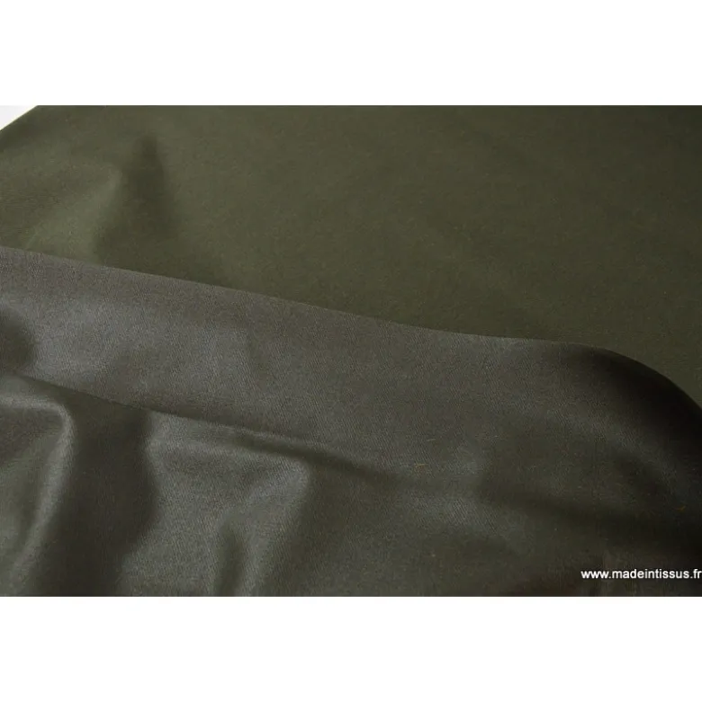 Tissu gabardine polyester viscose enduite étanche kaki.