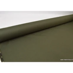 Tissu gabardine polyester viscose enduite étanche kaki.