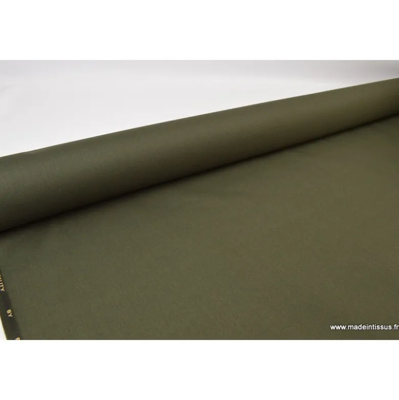 Tissu gabardine polyester viscose enduite étanche kaki.