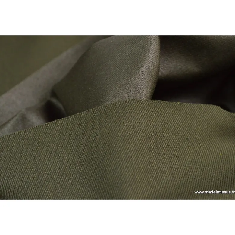 Tissu gabardine polyester viscose enduite étanche kaki.
