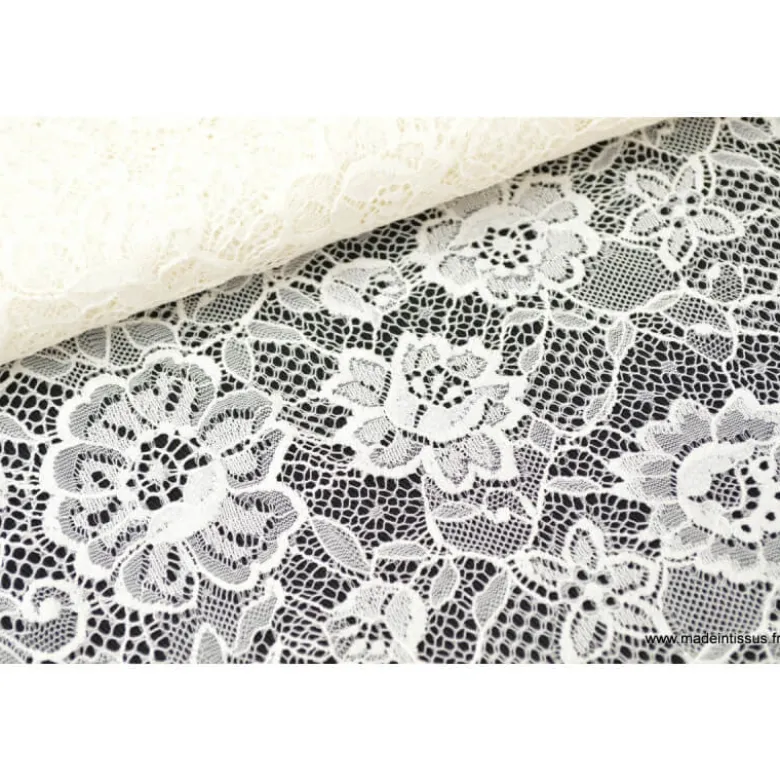 Tissu Galon dentelle ivoire .