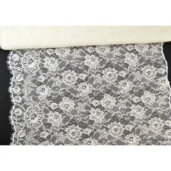 Tissu Galon dentelle ivoire .