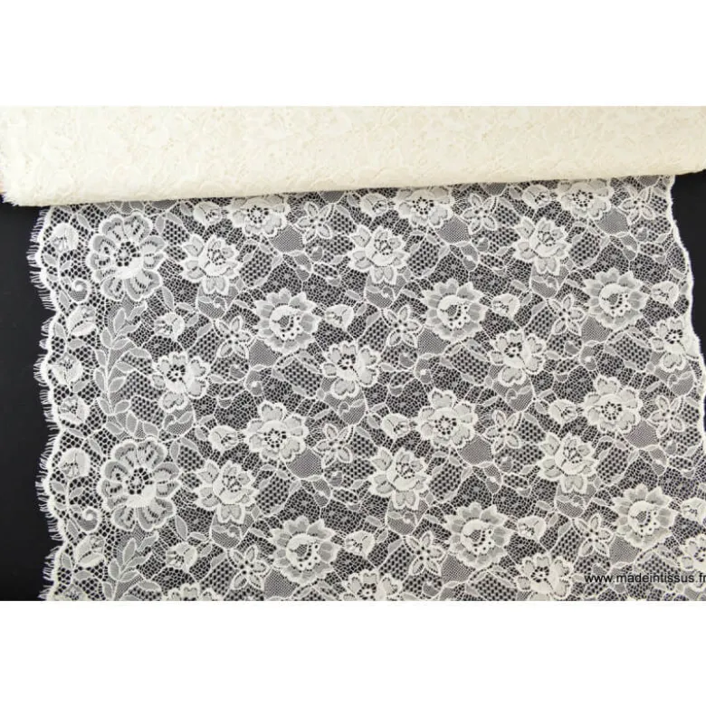 Tissu Galon dentelle ivoire .