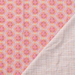 Tissu gaufré en coton motifs floraux graphique roses