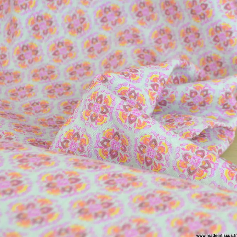 Tissu gaufré en coton motifs floraux graphique roses