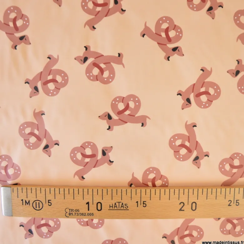 Tissu imperméable Alsachien type ciré motif bretzel chiens
