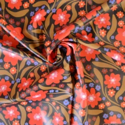 Tissu imperméable Beyoncé type ciré de pluie motif fleurs rouges fond cacao