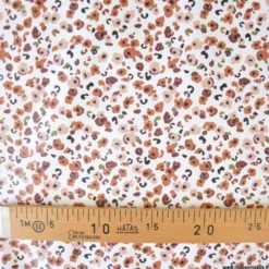 Tissu imperméable Ebbie type ciré motif léopard fond écru