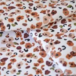 Tissu imperméable Ebbie type ciré motif léopard fond écru