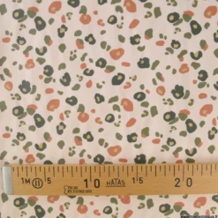 Tissu imperméable Felyna type ciré motif léopard Graou fond écru