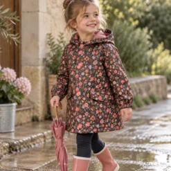 Tissu imperméable Olga type ciré de pluie motif fleurs rouges fond cacao