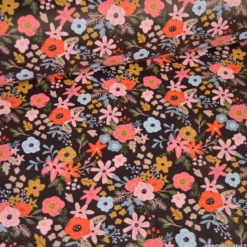 Tissu imperméable Olga type ciré de pluie motif fleurs rouges fond cacao