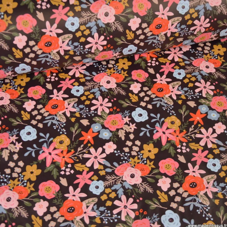 Tissu imperméable Olga type ciré de pluie motif fleurs rouges fond cacao