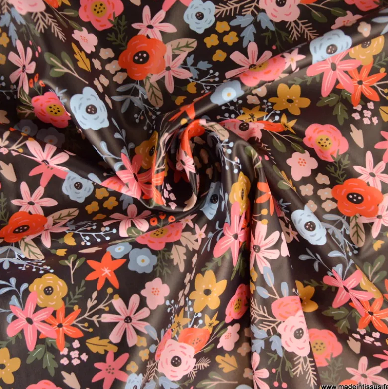 Tissu imperméable Olga type ciré de pluie motif fleurs rouges fond cacao