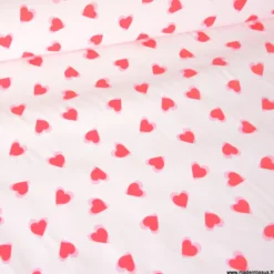 Tissu imperméable Popheart type ciré de pluie motif coeurs fond rose pale