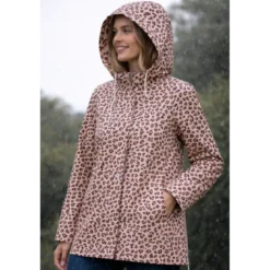 Tissu imperméable Saian type ciré de pluie motif léopard coeurs fond galet
