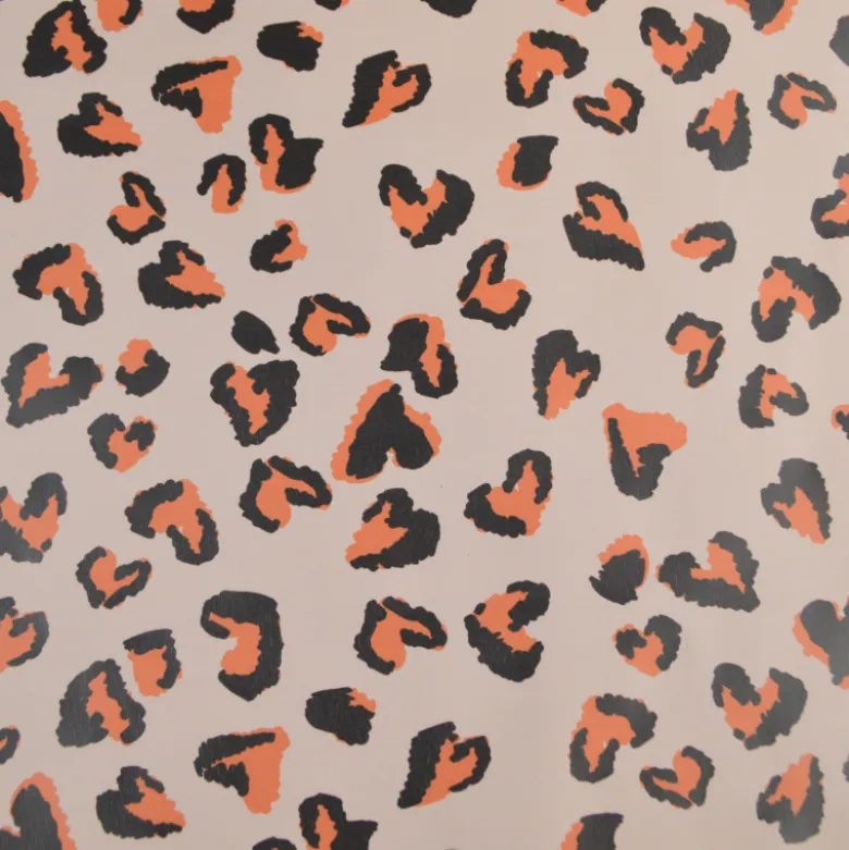 Tissu imperméable Saian type ciré de pluie motif léopard coeurs fond galet