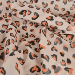 Tissu imperméable Saian type ciré de pluie motif léopard coeurs fond galet