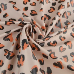 Tissu imperméable Saian type ciré de pluie motif léopard coeurs fond galet